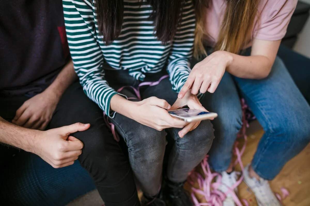 Meta vai avisar pais quando filhos conversarem com inteligência artificial sobre suicídio