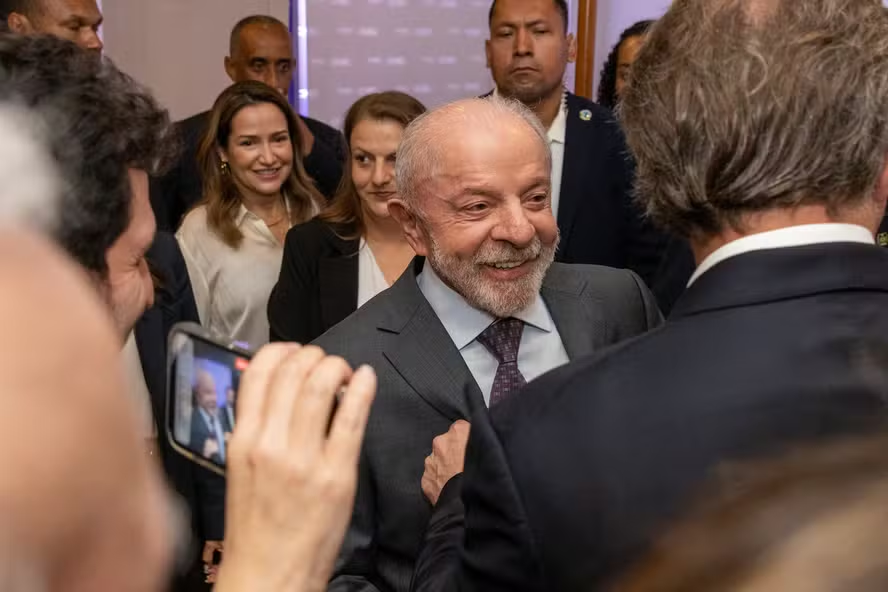 Dias depois de dizer que é preciso “parar com essa babaquice de fazer superávit fiscal”, Lula afirmou a pesos-pesados do PIB, em jantar com empresários e banqueiros, que a estabilidade fiscal é uma “coisa obrigatória”