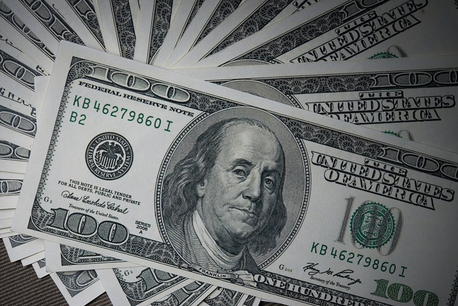 Dólar cai para R$ 5,04 e Bolsa fecha em baixa com disputa eleitoral no radar